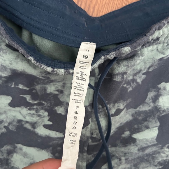 Lululemon shorts size 12 - Picture 2 of 3